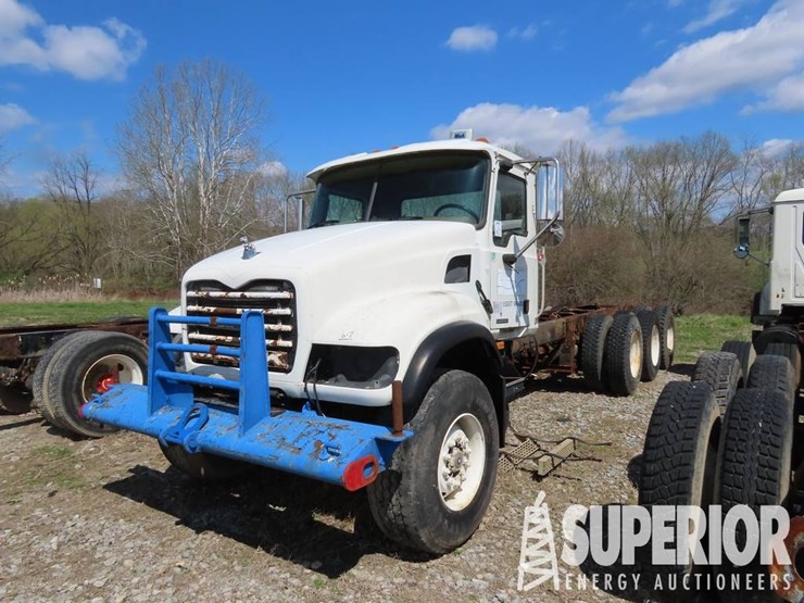 (x)-(6-7)-2003-mack-cv713-3-axle-cab-&-chassis,-vi...-image-1