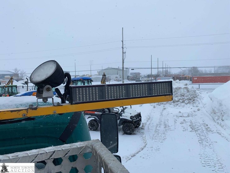 2011-freightliner-m2-106-image-31