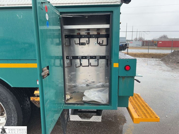 2011-freightliner-m2-106-image-12