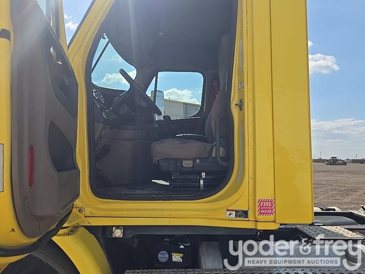 2014-freightliner-cascadia-113-image-92