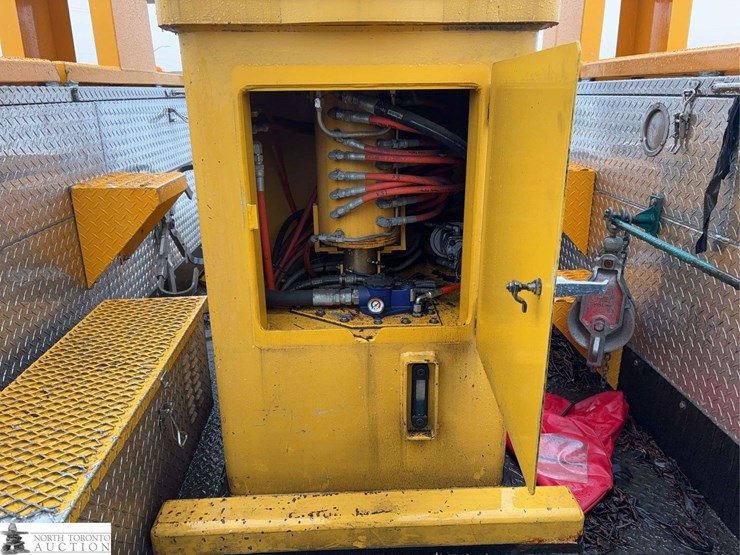 2011-freightliner-m2-106-image-19