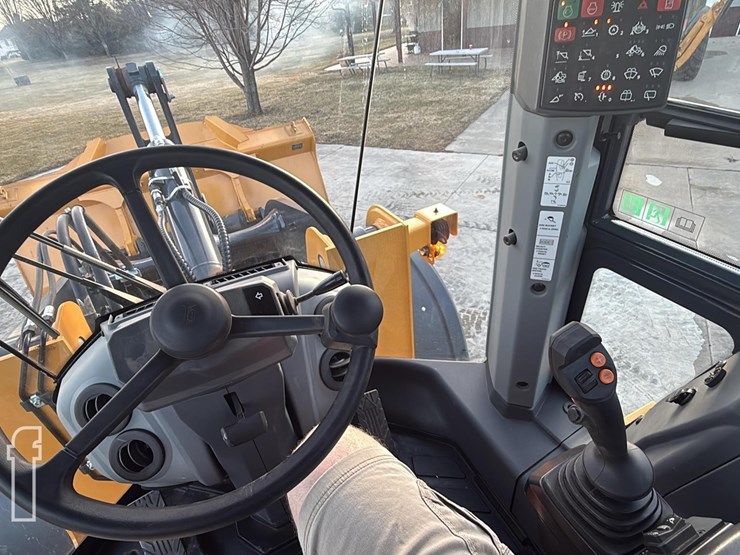 2024-deere-624-p-tier-image-16