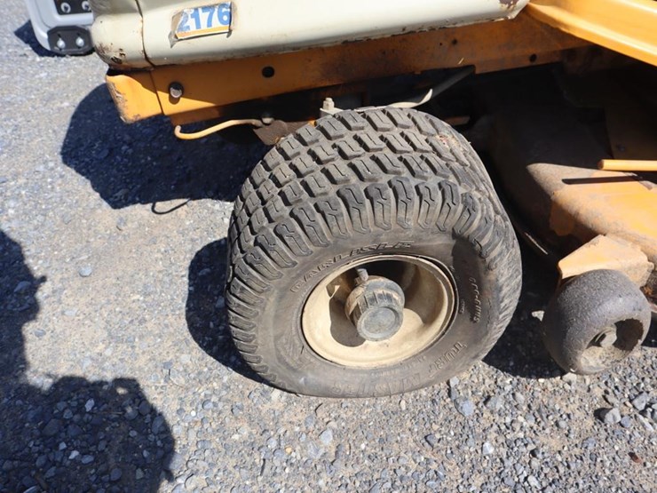 cub-cadet-riding-tractor-image-10