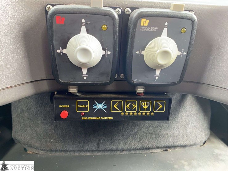 2011-freightliner-m2-106-image-15