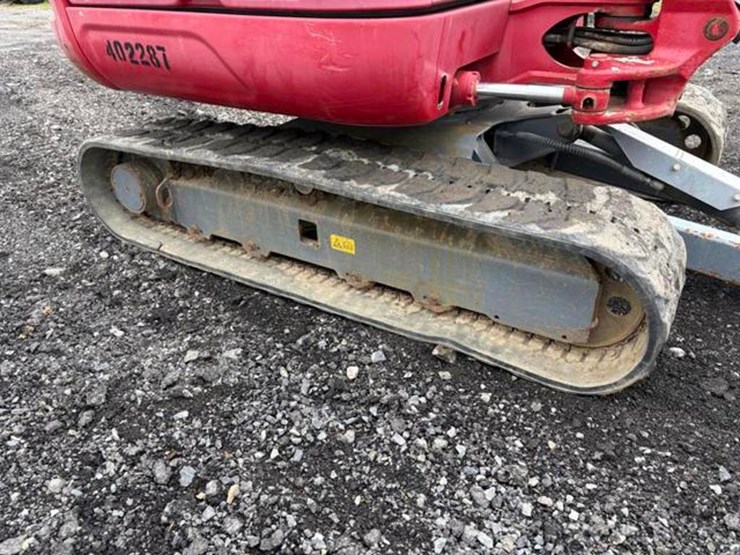 2017-takeuchi-tb240-image-11