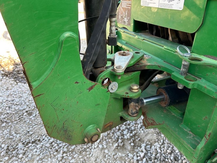 2021-john-deere-2032r-image-16