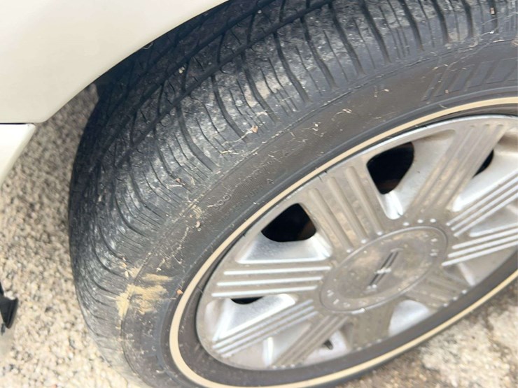 2005-lincoln-town-car-image-16