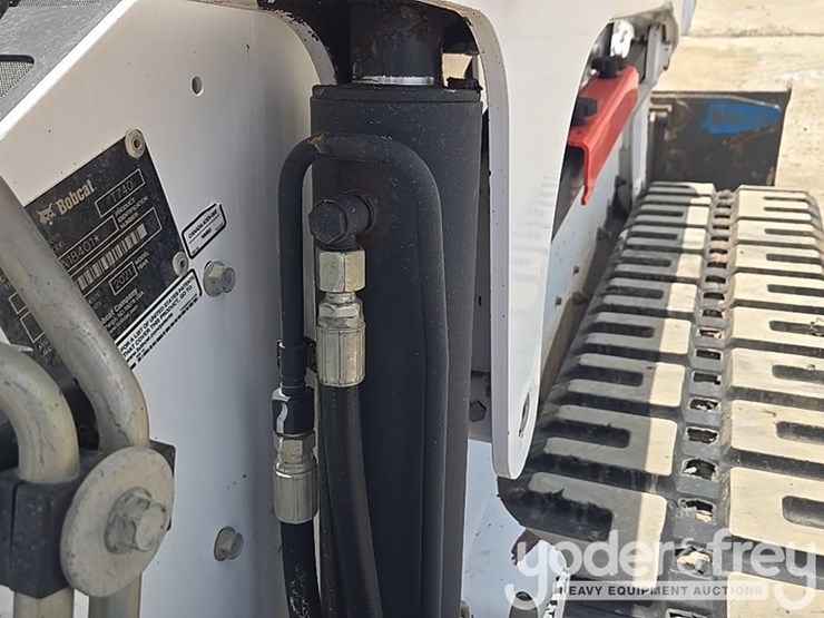 2021-bobcat-t740-image-36
