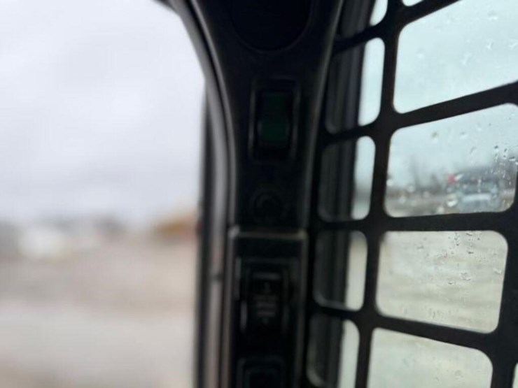 2016-bobcat-t750-image-15