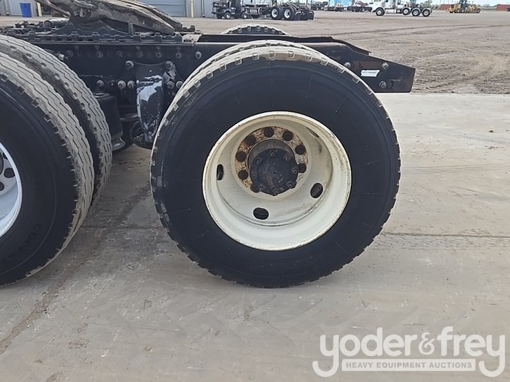 2011-freightliner-cascadia-125-image-14