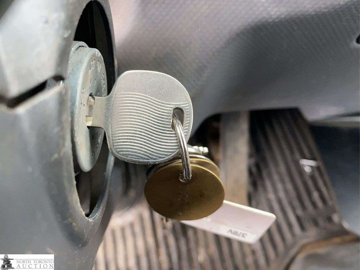 2010-isuzu-nqr-image-43