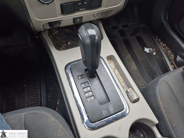 2010-ford-escape-image-21