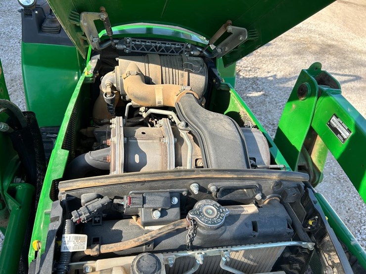 2021-john-deere-2032r-image-11