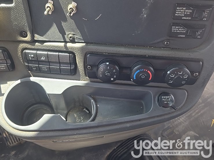 2011-freightliner-cascadia-125-image-94