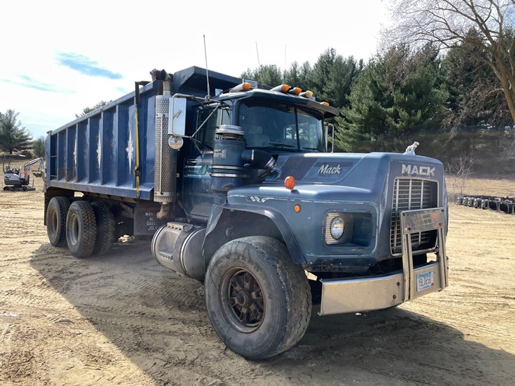 #401-•-1991-mack-rb688s-dump-truck-(has-mn-title)-image-3