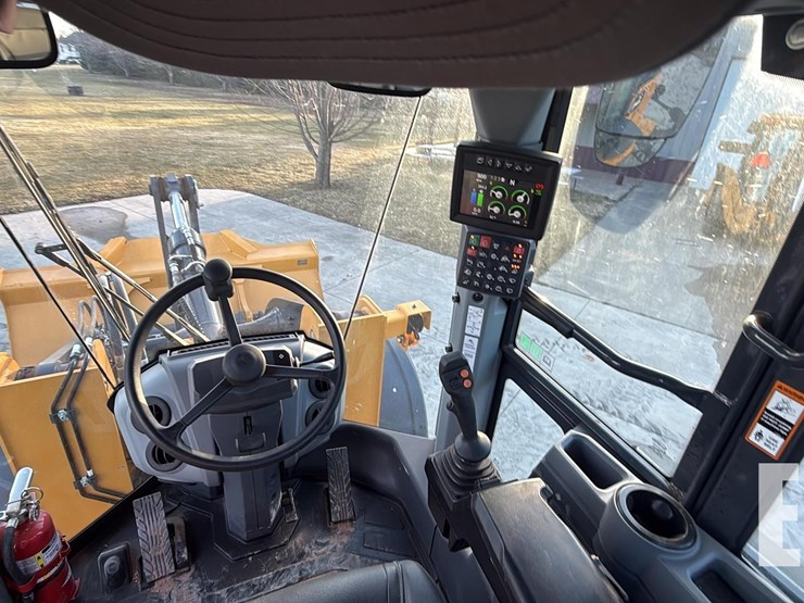 2024-deere-624-p-tier-image-15