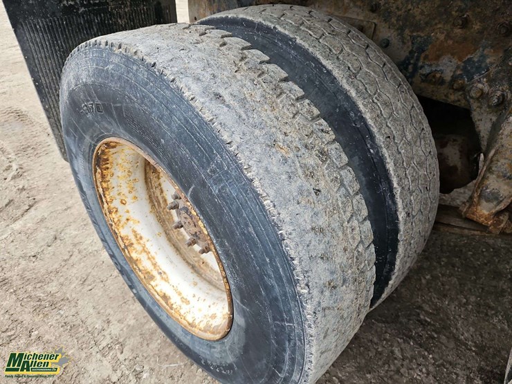 2004-freightliner-fl80-image-13