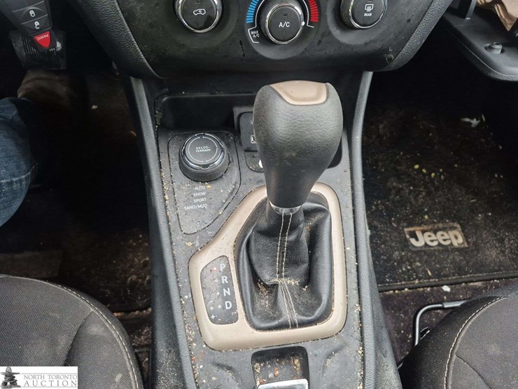 2016-jeep-cherokee-image-19