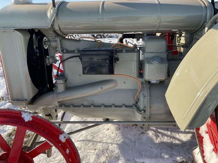 1925-fordson-with-mounted-terrace-plow-image-23