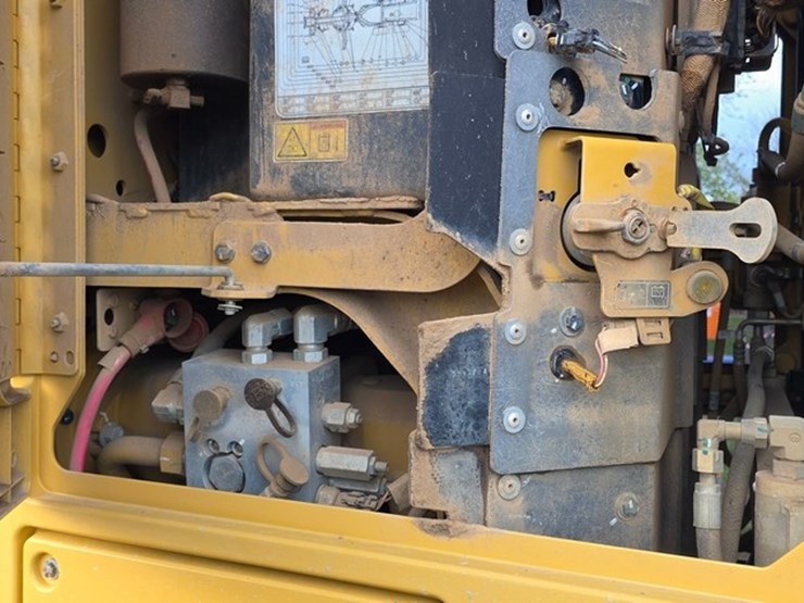 2020-caterpillar-140-image-54