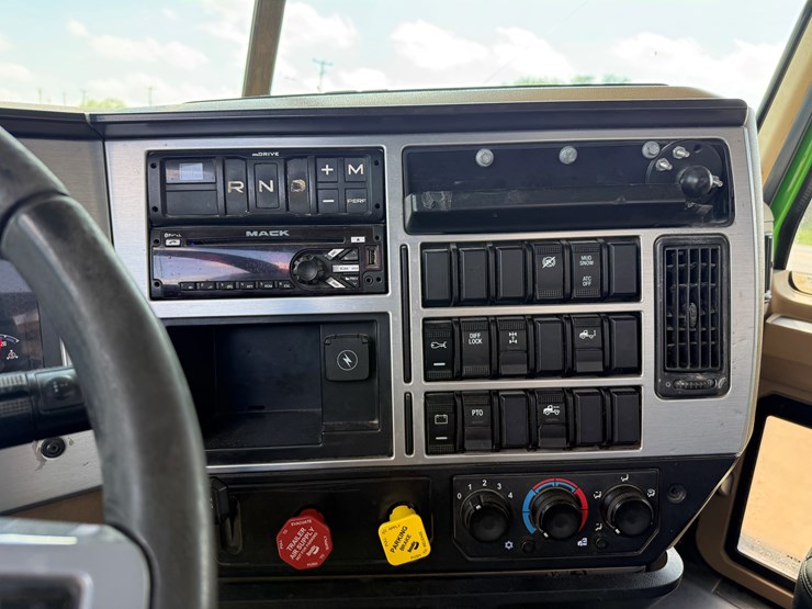 2019-mack-pinnacle-image-10