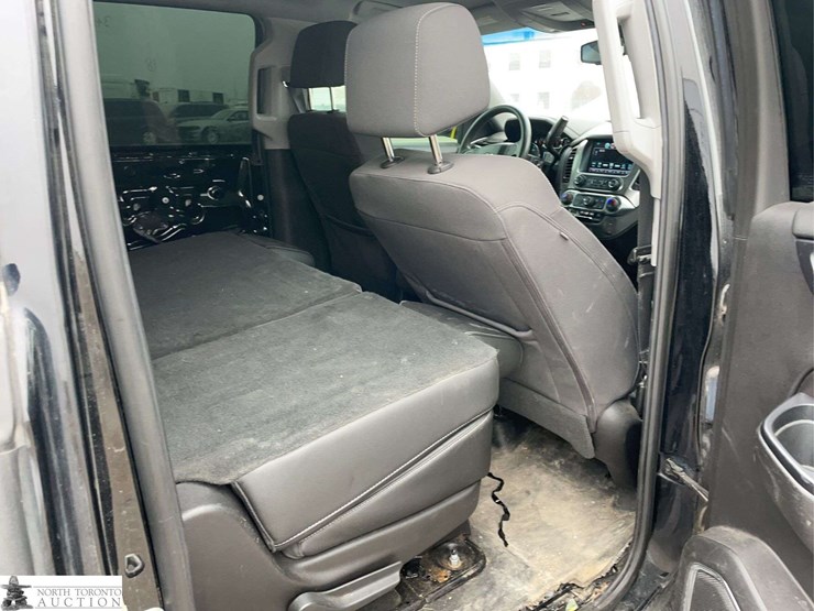 2018-chevrolet-suburban-image-24