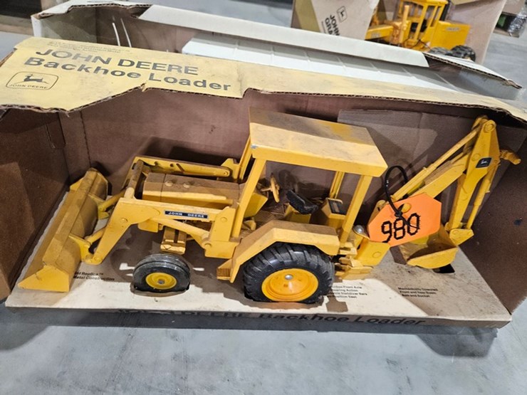 #980-•-john-deere-backhoe-loader-1/16-die-cast-toy-image-3