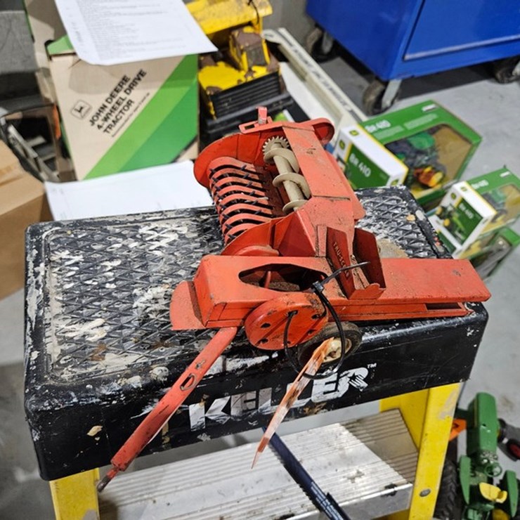 #986 • Tru Scale 1/16 Metal Toy Square Baler