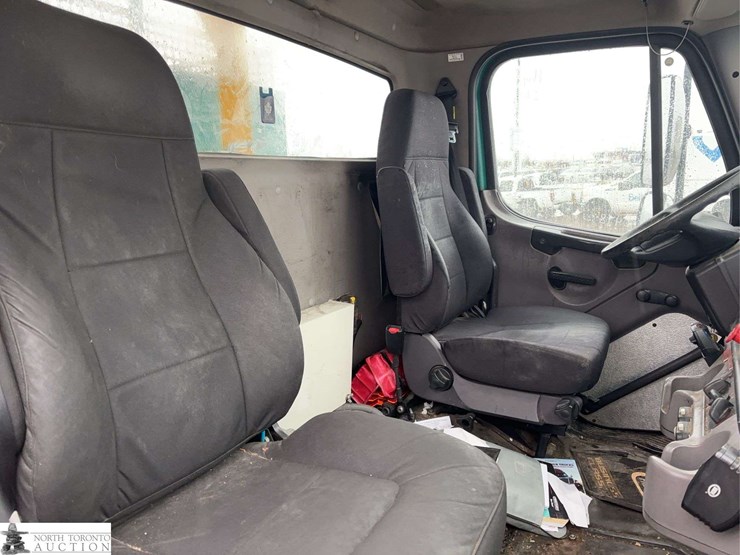 2011-freightliner-m2-106-image-32