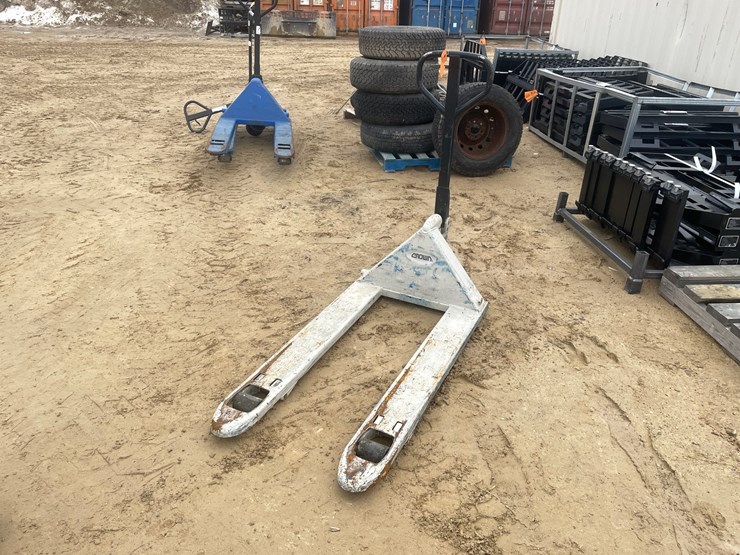 #3917-•-crown-5,000-lbs.-pallet-jack-image-1