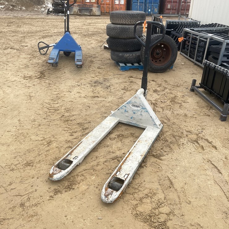 #3917 • Crown 5,000 Lbs. Pallet Jack