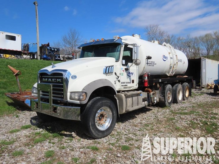 (x)-(6-5)-2015-mack-gu713-3-axle-vac-truck-w/-day...-image-1