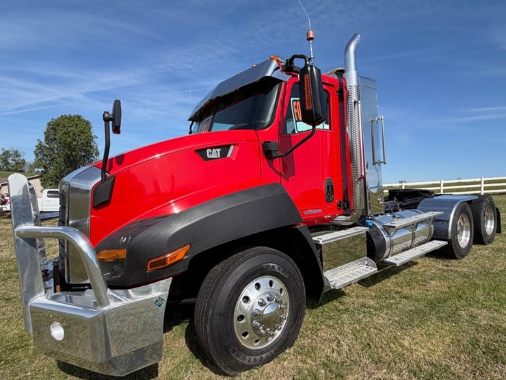 #31771-•-2015-caterpillar-tandem-axle-truck-tractor-image-1