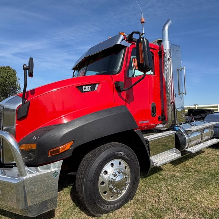 #31771 • 2015 CATERPILLAR TANDEM AXLE TRUCK TRACTOR