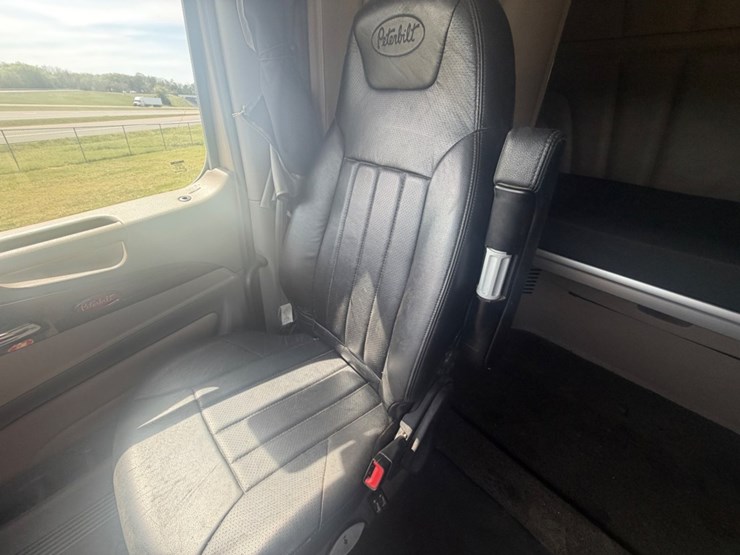 2019-peterbilt-567-image-32