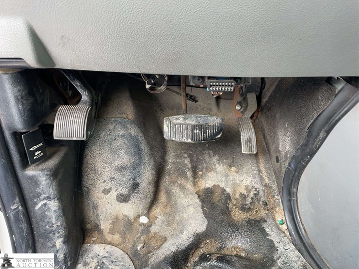 2009-ford-cargo-image-19