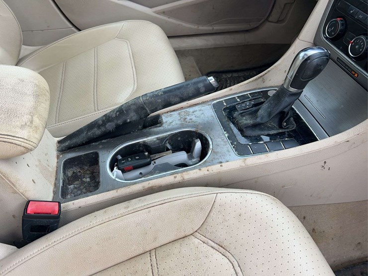 2014-volkswagen-passat-tdi-image-68