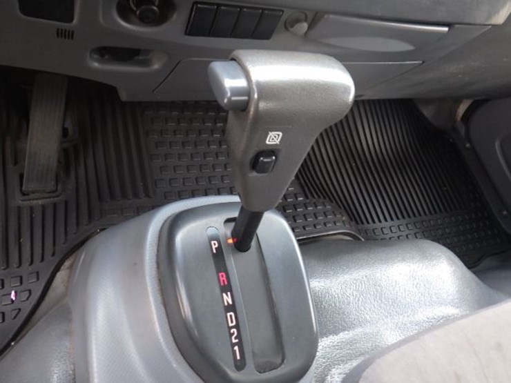 2014-isuzu-npr-hd-image-15