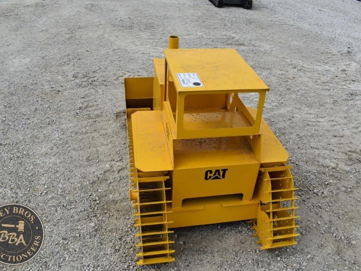 caterpillar-dozer-lawn-ornament-42931-image-3