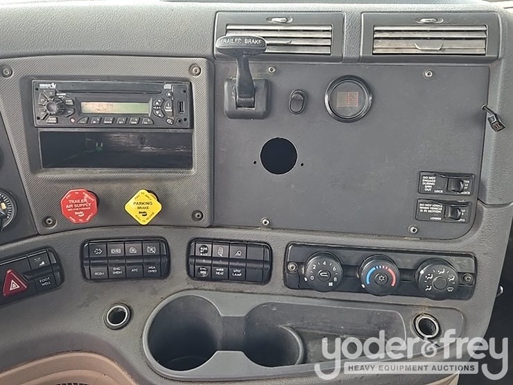 2012-freightliner-cascadia-125-image-102