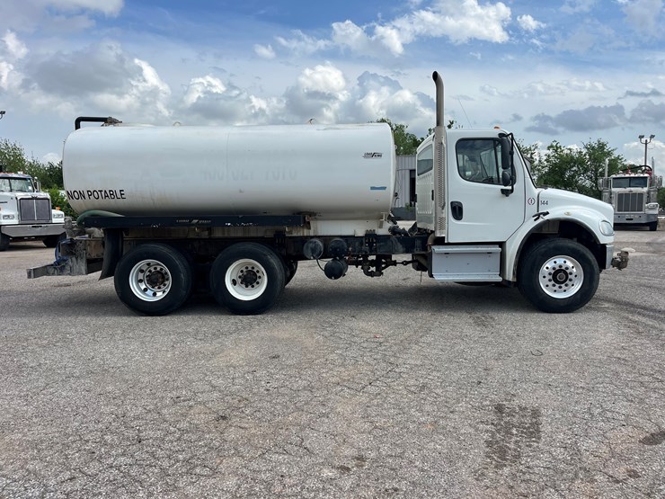 2020-freightliner-m2-106-image-4