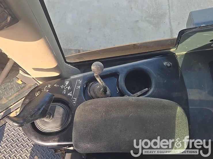 2016-case-750m-image-87