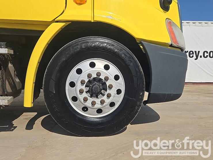 2014-freightliner-cascadia-113-image-16