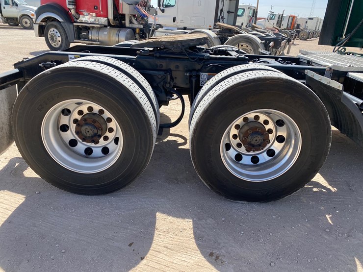 2017-peterbilt-579-image-5