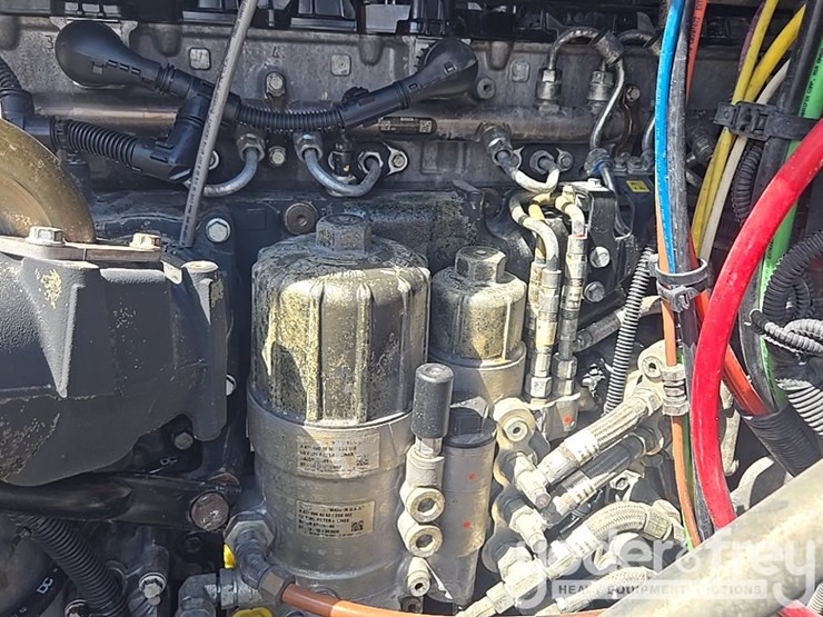 2011-freightliner-cascadia-125-image-50