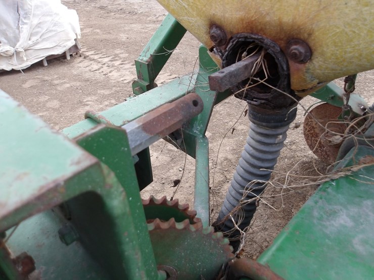 #7426-•-3pt-2-row-john-deere-planter-image-6