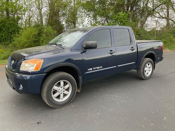 2012-nissan-titan-image-1