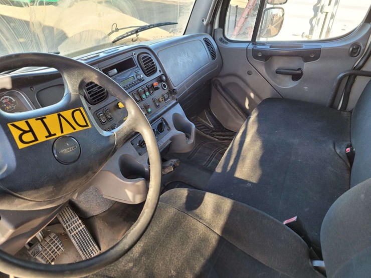 2014-freightliner-m2-106-image-23