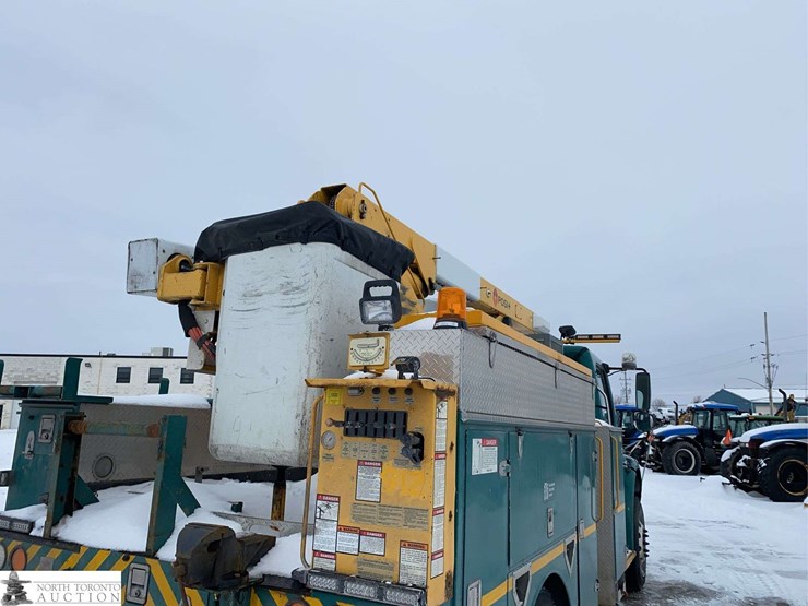 2011-freightliner-m2-106-image-29