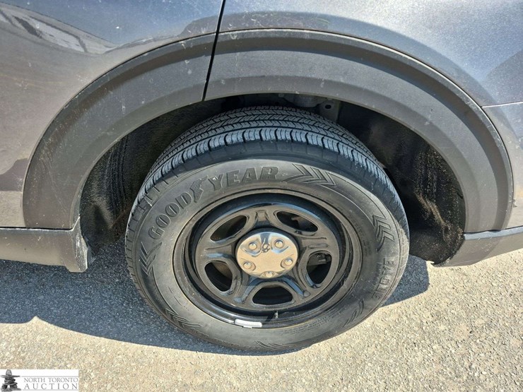 2020-ford-explorer-image-23